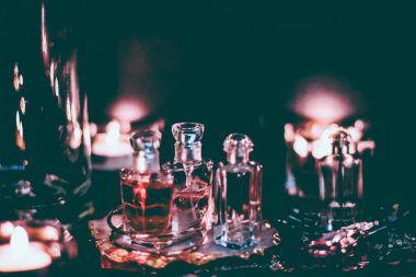 Parfüm şişeleri ve gece kaliteli koku, aroma kokusu, fra