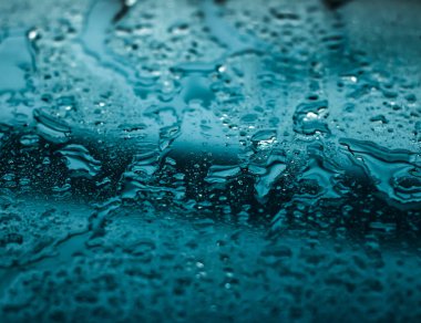 Su dokusu soyut arkaplan, su damlaları turkuaz cam üzerine