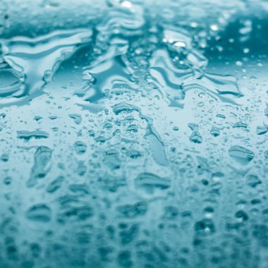 Su dokusu soyut arkaplan, su damlaları turkuaz cam üzerine