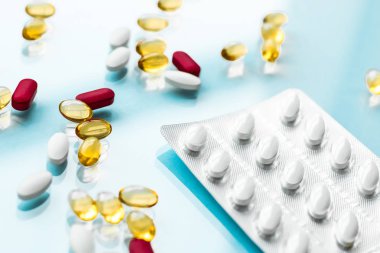 Beslenme için haplar ve kapsüller, yaşlanmayı önleyen güzellik takviyesi.