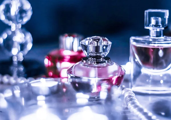 Parfum fles en vintage geur op glamour ijdelheid tafel op — Stockfoto