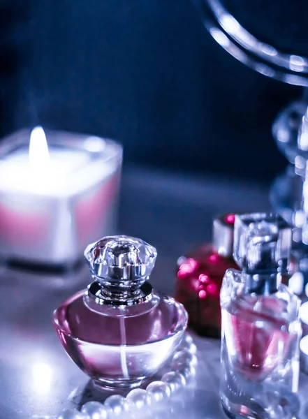 Cazibe masasında parfüm şişesi ve eski parfüm kokusu. — Stok fotoğraf