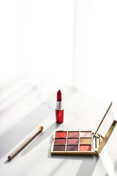 Kozmetikumok, smink termékek márvány hiúság asztal, rúzs, — Stock Fotó