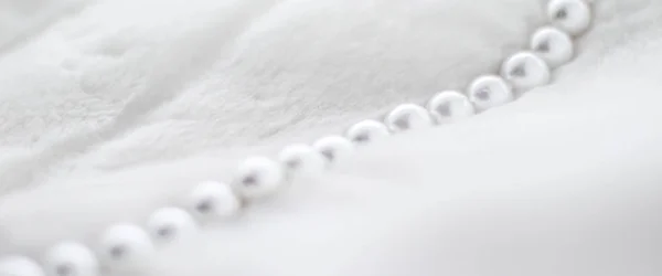 Bijoux de vacances d'hiver mode, collier de perles sur la fourrure backgrou — Photo
