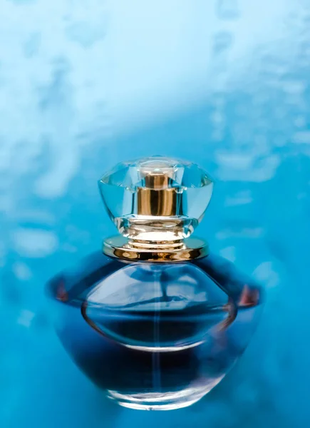 Parfum fles onder blauw water, frisse zee kust geur als glam — Stockfoto