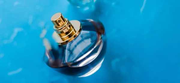 Bottiglia di profumo sotto l'acqua blu, profumo costiero del mare fresco come glam — Foto Stock