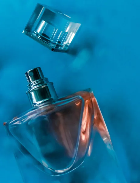 Пляшка парфумів під блакитною водою, свіжий морський прибережний аромат, як гламур — стокове фото