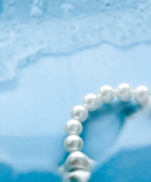 Coastal sieraden mode, parel ketting onder blauw water backg — Stockfoto