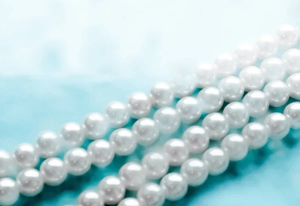 Kustsmycken mode, pärla halsband under blått vatten backg — Stockfoto