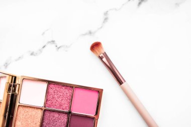 Mermer arka planda göz farı paleti, makyaj ve kozmetik p