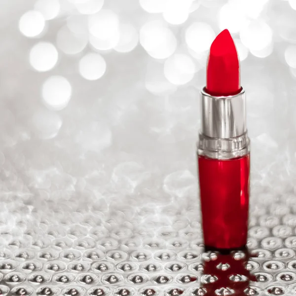 Lápiz labial rojo en plata Navidad, Año Nuevo y San Valentín Día h — Foto de Stock