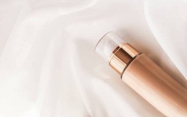 Tonal BB krem şişesi. Çıplak kayak için sıvı temel.