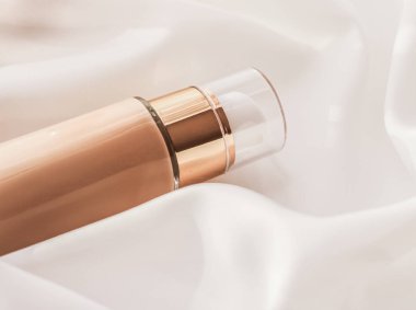 Tonal BB krem şişesi. Çıplak kayak için sıvı temel.