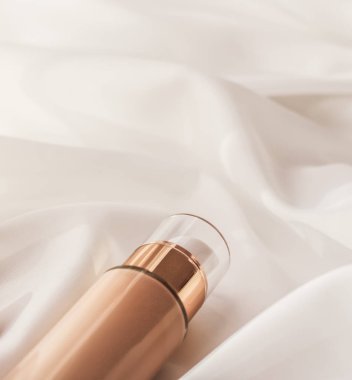 Tonal BB krem şişesi. Çıplak kayak için sıvı temel.