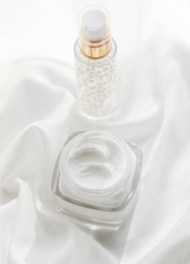 Yüz kremi, nemlendirici kavanoz ve beyaz ipeğe serum jeli, deri araba.