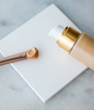 Makyaj şişesi ve mermer, makyaj fırçası