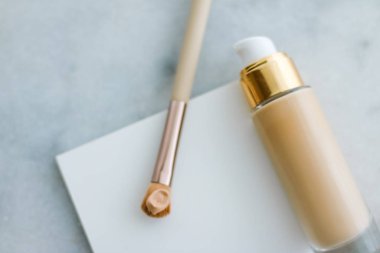 Makyaj şişesi ve mermer, makyaj fırçası