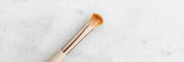 Make-up-Pinsel für Foundation-Sockel Gesichtskonturierung auf Marmorrücken — Stockfoto