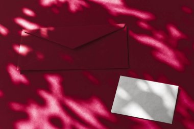 Flatlay model tasarımı olarak güzellik markası kimliği, bir kartvizit...