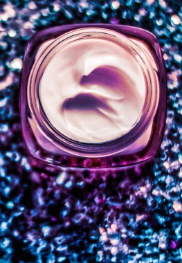 Parlak arka planda sağlıklı cilt için lüks yüz kremi, 