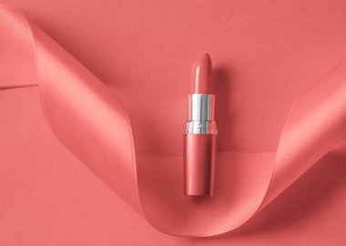 Mercan bayramı arka planında lüks ruj ve ipek kurdele, mak