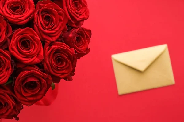 Любовное письмо и доставка цветов в День святого Валентина, роскошь — стоковое фото