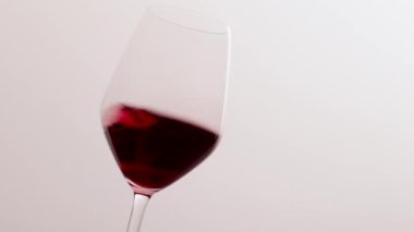 Bir bardak kırmızı şarap, lüks tatil tatma etkinliğinde içki dökme, kalite kontrol, oenoloji ya da birinci sınıf eklem ürünleri için sıvı hareket arka planı.