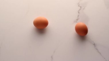 Minimalist gıda düzlüğü olarak mermer masada yumurta, üst görünüm yiyecek markası video grafiği yassı ve yemek pişirme vlog, menü veya diyet planı reklamı için tarif