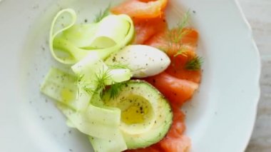 Avokado ile taze somon salatası ve kremalı mascarpone peyniri düzlüğü, masa düzlüğü, üst görünüm yemek fotoğrafçılığı ve yemek pişirme blogu veya yemek kitabı için ilham kaynağı.