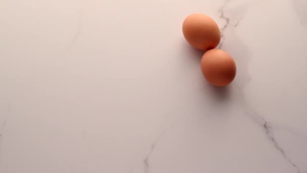 Αυγό στο μαρμάρινο τραπέζι ως μινιμαλιστικό φαγητό επίπεδη lay, top view food brand videography flatlay και συνταγή για το μαγείρεμα vlog, μενού ή δίαιτα σχέδιο διαφήμισης — Αρχείο Βίντεο