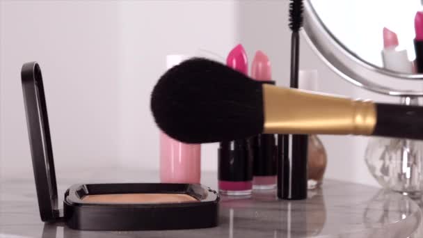 Kosmetik, produk makeup pada berpakaian meja kesombongan, lipstik, sikat, maskara, nailpolish dan bubuk untuk keindahan mewah dan desain iklan merek — Stok Video