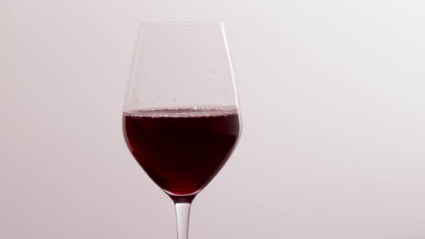 Copo de vinho tinto, derramando bebida no evento de degustação de férias de luxo, controle de qualidade salpicando fundo movimento líquido para enologia ou marca de viticultura premium — Vídeo de Stock