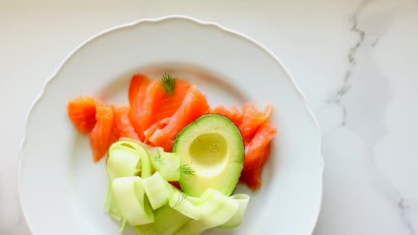 Färsk laxsallad med avokado och krämig mascarpone ost platt låg, bordsplatta, top view mat fotografering och recept inspiration för matlagning blogg eller kokbok — Stockvideo