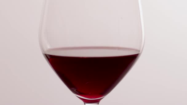 Бокал красного вина, разливочный напиток на роскошном празднике дегустации, контроль качества брызг жидкого фона движения для энологии или премиум виноградарства бренда — стоковое видео