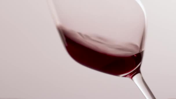 Bicchiere di vino rosso, bevanda versante all'evento di degustazione vacanza di lusso, controllo di qualità spruzzando sfondo movimento liquido per enologia o marca di viticoltura premium — Video Stock