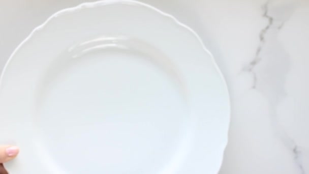 Placas de porcelana branca vazias na mesa de mármore, mesa de jantar decoração flat lay, vista superior videografia de alimentos como inspiração de receita para cozinhar vlog ou menu flatlay — Vídeo de Stock