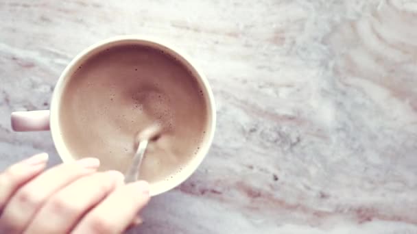 Tasse à café du matin avec du lait sur marbre pierre plat laïc, boisson chaude sur plateau de table, vidéographie alimentaire vue du dessus et inspiration de la recette pour la cuisson vlog — Video