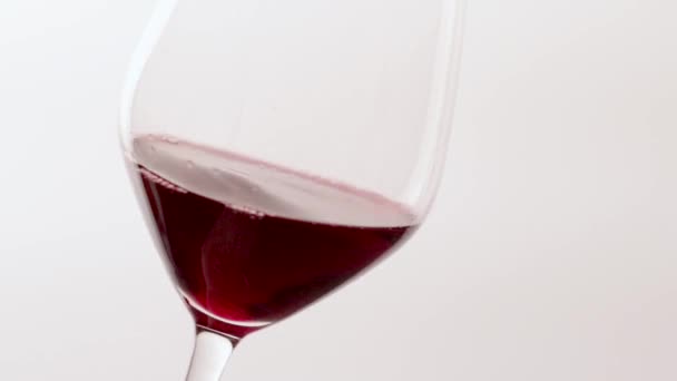 Склянка червоного вина, наливний напій на розкішному святковому дегустаційному заході, контроль якості розбризкування рідкого руху фону для енології або бренду преміум-виноградарства — стокове відео
