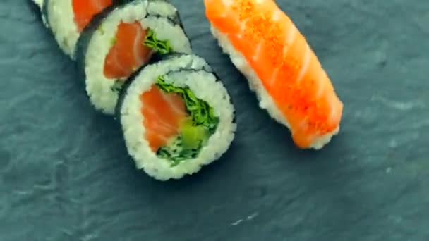 ランチタイムのレストランでの日本の寿司ロール、アジア料理の配達 — ストック動画