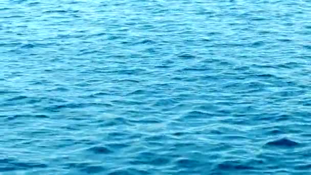 Textura de la superficie del agua del océano, olas fluidas y fondo de vacaciones de verano — Vídeos de Stock