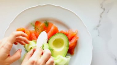 Avokado ile taze somon salatası ve kremalı mascarpone peyniri düzlüğü, masa düzlüğü, üst görünüm yemek fotoğrafçılığı ve yemek pişirme blogu veya yemek kitabı için ilham kaynağı.