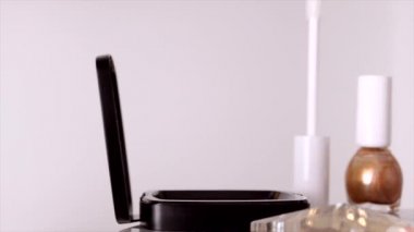 Makyaj malzemeleri makyaj malzemeleri makyaj masası, ruj, fırça, rimel, oje ve toz lüks güzellik ve moda reklamları için.