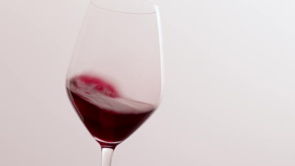 Glas Rotwein, einschenkendes Getränk bei luxuriöser Urlaubsverkostung, Qualitätskontrolle spritzender Flüssigkeitshintergrund für Önologie oder Premium-Weinbaumarke — Stockvideo