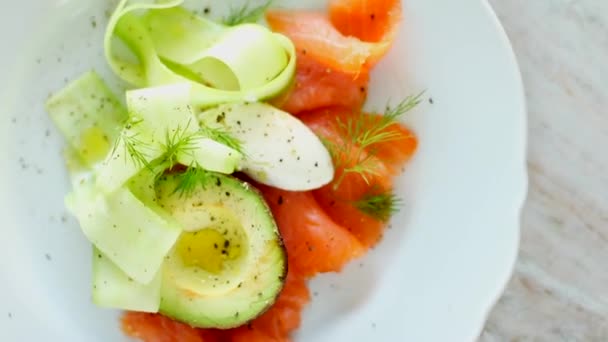 Salad salmon segar dengan alpukat dan krim maskarpone keju rata, flatlay tabel, top view fotografi makanan dan inspirasi resep untuk memasak blog atau buku masak — Stok Video