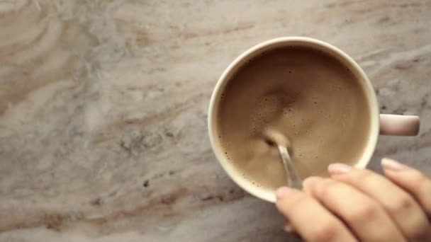 Poranna filiżanka kawy z mlekiem na marmurze kamień płaski układanki, gorący napój na płaskowyżu tabeli, top view food videography i inspiracji receptury do gotowania vlog — Wideo stockowe