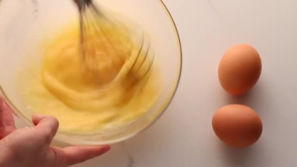 Создание смешивания яиц в миске на мраморном столе в качестве домашней пищи плоская укладка, вид сверху видеосъемка пищевой марки и рецепт приготовления vlog, меню или план диеты объявление — стоковое видео