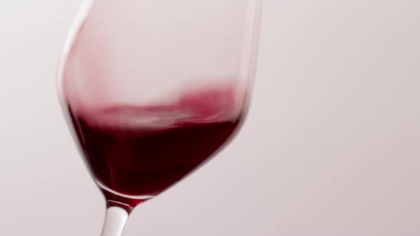 Copo de vinho tinto, derramando bebida no evento de degustação de férias de luxo, controle de qualidade salpicando fundo movimento líquido para enologia ou marca de viticultura premium — Vídeo de Stock