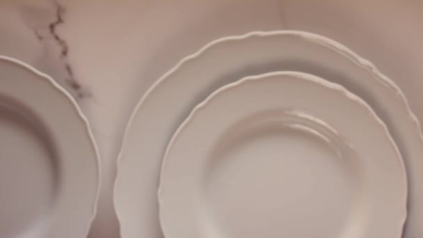 Prázdné bílé porcelánové talíře na mramorovém stole, stolní večeře dekor byt ležel, top view jídlo videografie jako recept inspirace pro vaření vlog nebo flatlay menu — Stock video