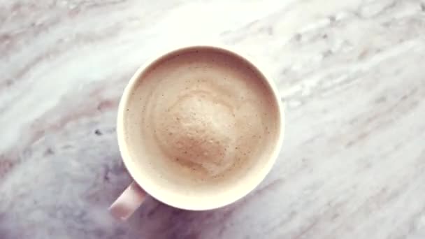 Ochtend koffiekopje met melk op marmeren steen plat leggen, warme drank op tafel plat, top view food videografie en recept inspiratie voor het koken vlog — Stockvideo