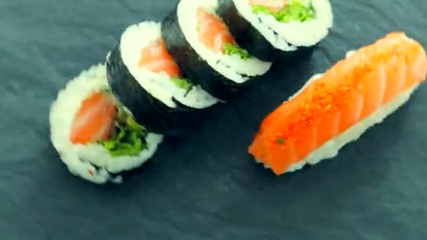 Japonais sushi rouleaux dans un restaurant à l'heure du déjeuner, la livraison de la cuisine asiatique — Video